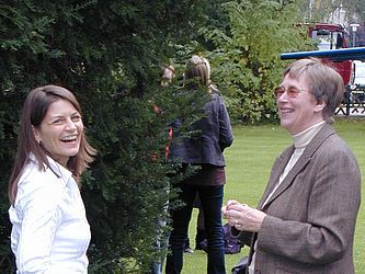 Margarete Saatweber (rechts) im Gespräch mit Dr. Antoni Lang, Sommer 2007